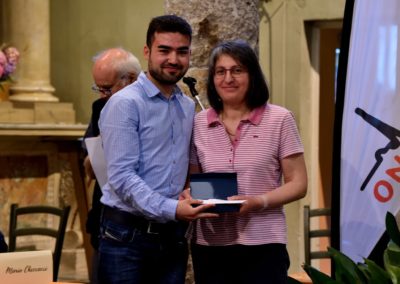 Emiliano Angelucci consegna il terzo premio narrativa edita a Roberta Lucato
