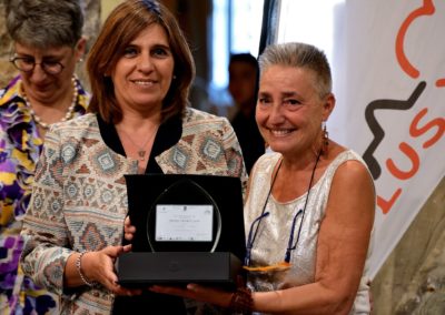 L'assessore Amadei consegna il primo premio narrativa edita alla sorella di Giovanna Nieddu