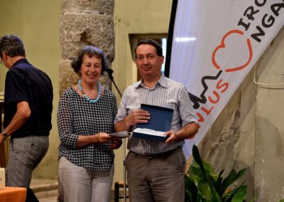 La pronipote di Carlo Piaggia Manuela Marcori consegna il secondo premio narrativa edita a Vanes Ferlini