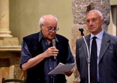 Luciano Luciani consegna il primo premio poesia inedita a Benito Galilea